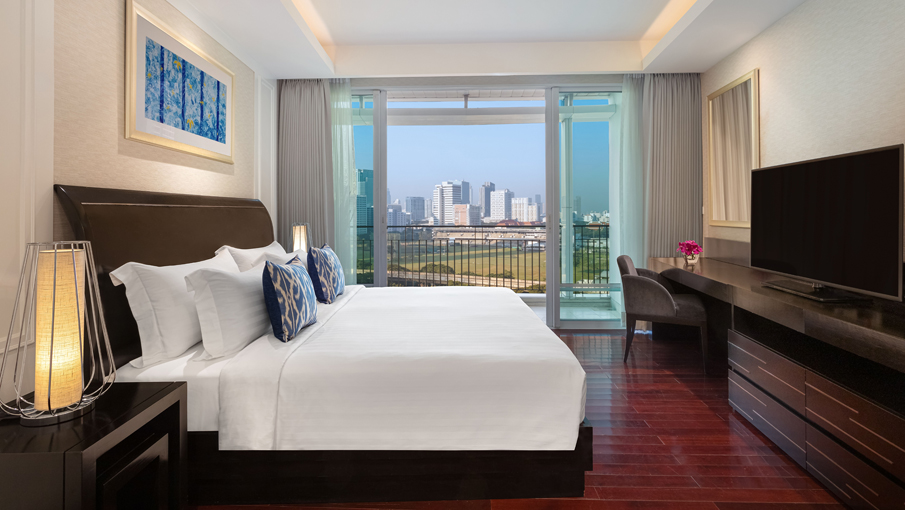 dusit-suites-ratchadamri-bangkok-accommodation-one-bedroom-premium-suite-bedroom-interior-king-bed-window-television-905x510