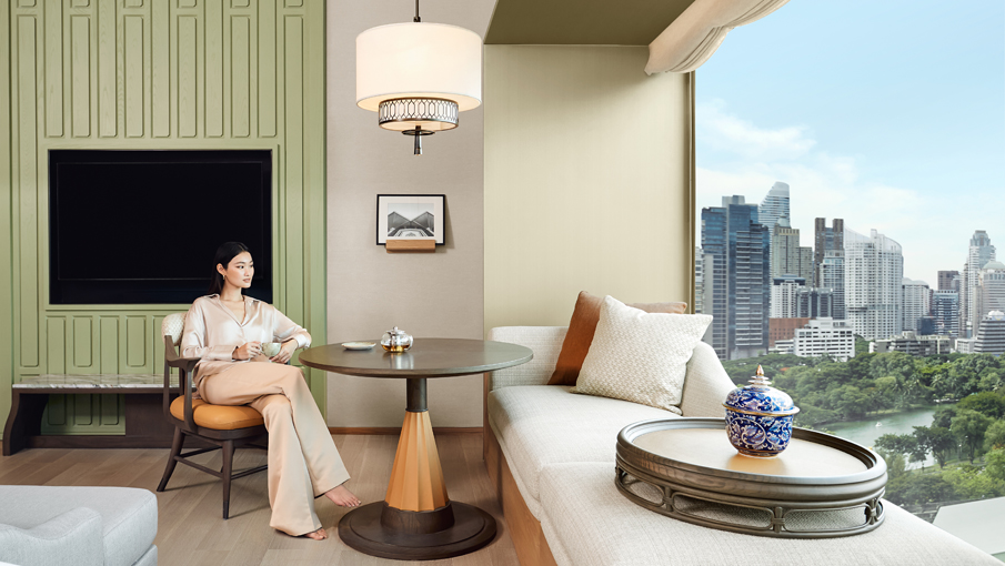 dusit-thani-bangkok-guestroom-deluxe-lounge-lifestyle-905x510