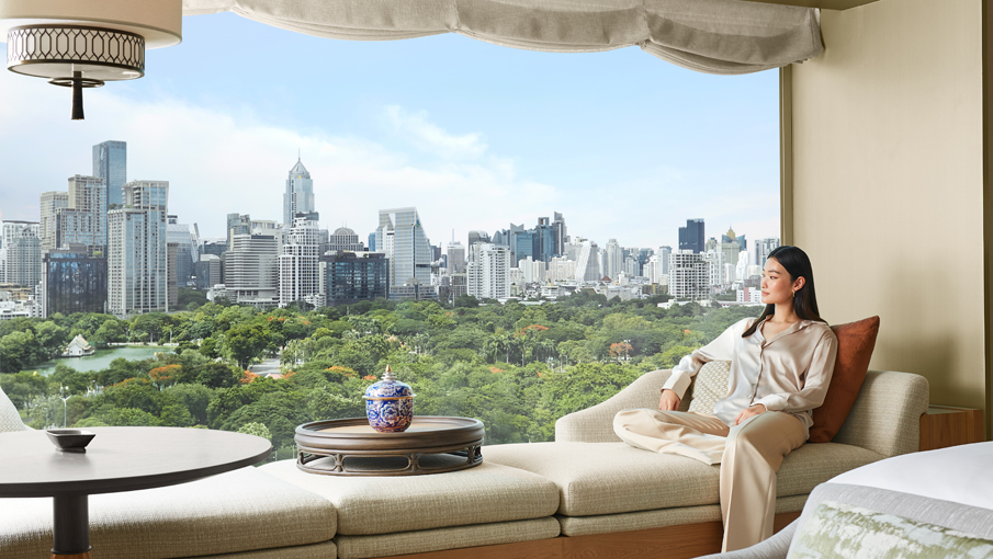 dusit-thani-bangkok-guestroom-deluxe-window-lifestyle-905x510