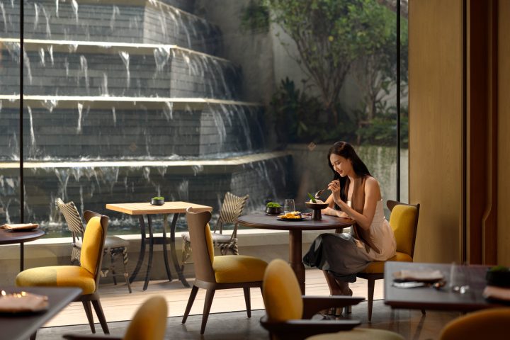 dusit-thani-bangkok-restaurant-the-pavilion-waterfall-seating-lifestyle