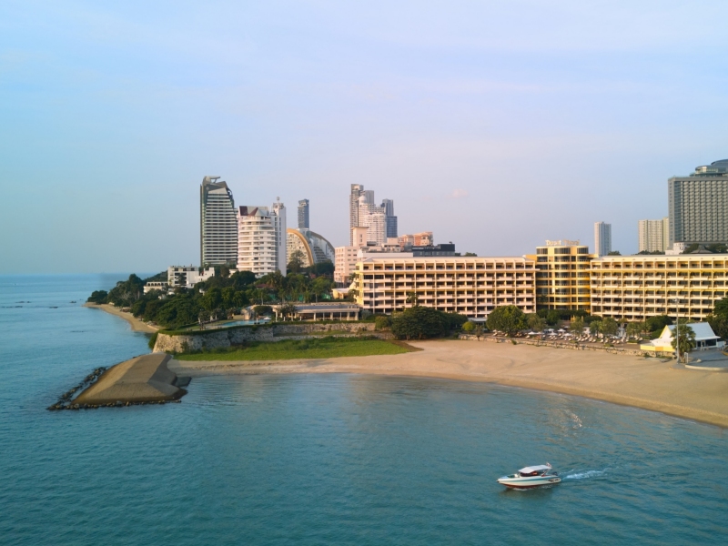 dusit-thani-pattaya-exterior-beach